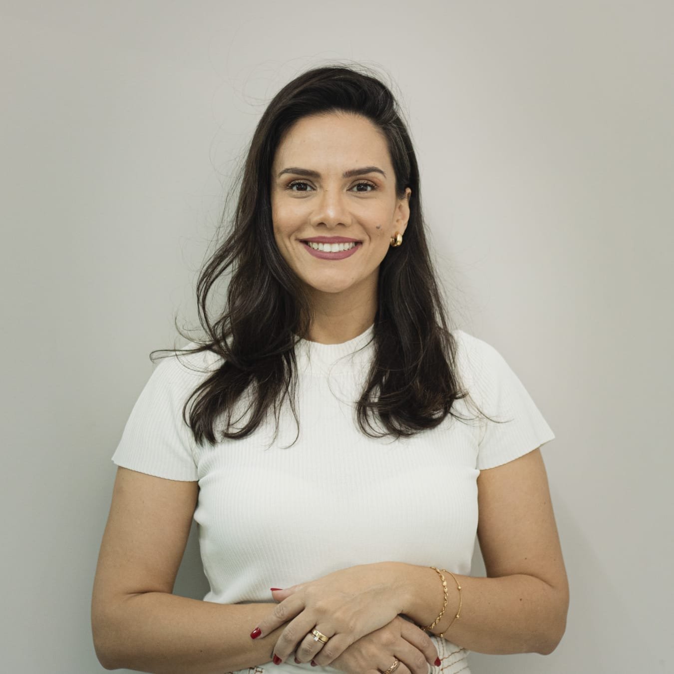 Professora de pilates auxiliando aluna